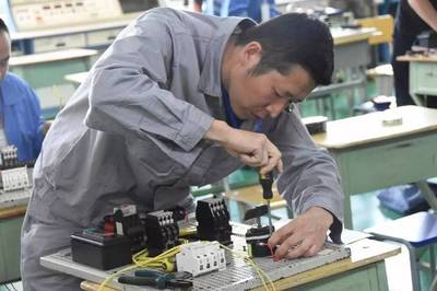 中铁二局首届员工职业技能大赛暨第七届青年职业技能大赛电工技能竞赛在蓉成功举办